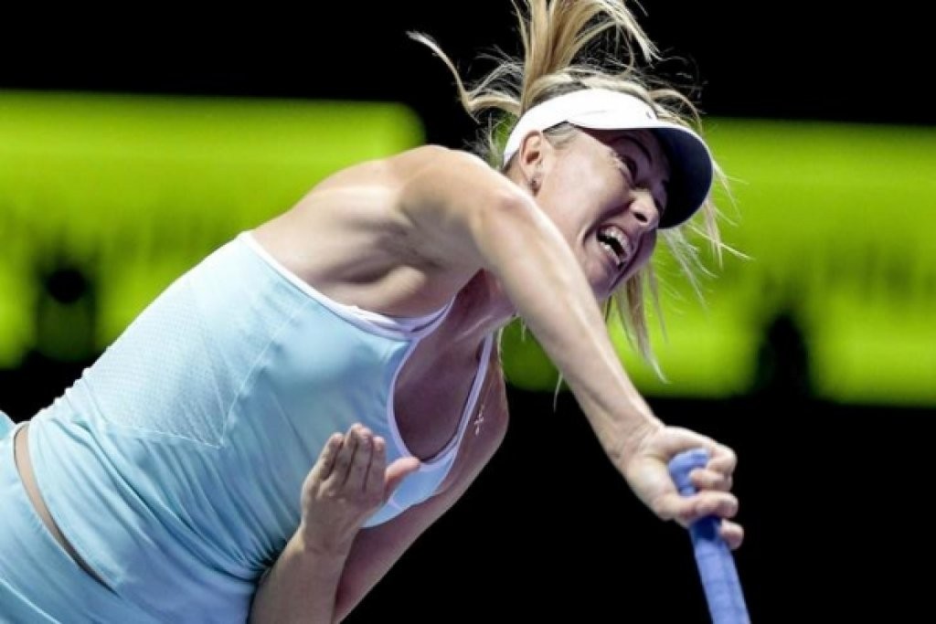 epa05004501 Maria Sharapova of Russia in action against Petra Kvitova of the Czech Republic during their singles semi-final match in the BNP Paribas WTA Finals 2015 held at the indoor stadium in Singapore, 31 October 2015.  EPA/WALLACE WOON