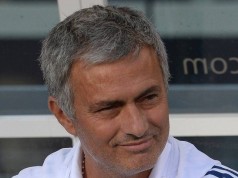 Josè Mourinho entra in tackle su un calciatore (VIDEO)