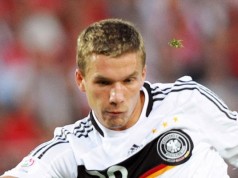 Germania, Podolski getta in piscina un cronista (VIDEO)