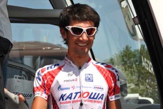 Giro: Caruso cade a Cassino e uno spettatore gli ruba casco e borraccia