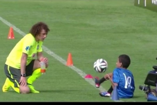 David Luiz fa palleggiare un giovane disabile (VIDEO)
