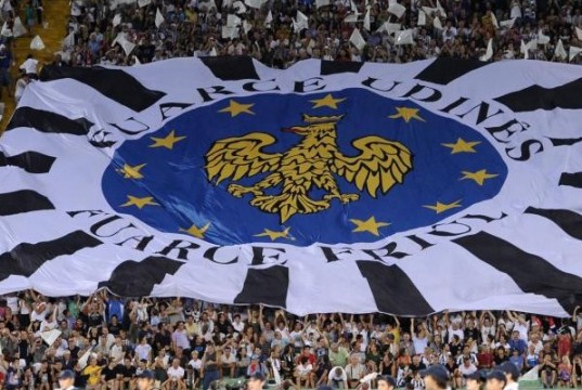 Udinese, Di Natale segna e tifoso scivola dagli spalti (VIDEO)