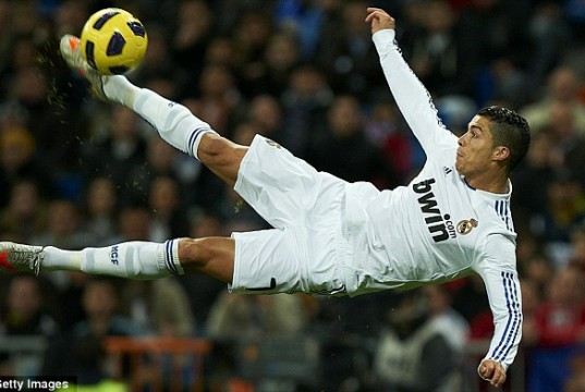 Cristiano Ronaldo, 50 gol in stagione: l’ultima meraviglia di tacco. VIDEO