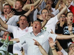 Sostenitori inglesi bruciano bandiera italiana dopo Inghilterra-Italia