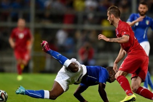 Scivola sulla rimessa laterale in Italia-Lussemburgo e il video diventa virale (VIDEO)