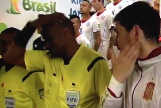 Il guardalinee non viene salutato dalla Fifa e finge di pettinarsi (VIDEO)