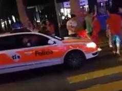 La Svizzera si qualifica e la polizia festeggia con i tifosi (VIDEO)