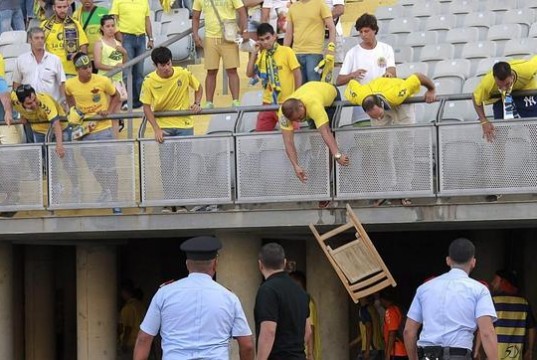 Tifosi de Las Palmas festeggiano promozione, ma vengono beffati nel recupero (VIDEO)