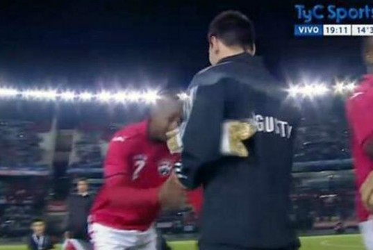 Calciatore di Trinidad e Tobago si inchina dinanzi a Messi (VIDEO)