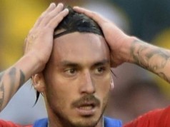 Mauricio Pinilla si tatua una traversa sulla pelle (FOTO)