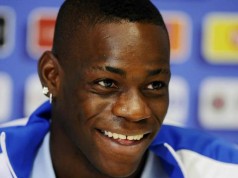 Balotelli stira, balla e legge (video)