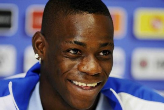 Balotelli stira, balla e legge (video)