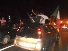 Vince Mondiale alla playstation: tifoso italiano festeggia per le strade