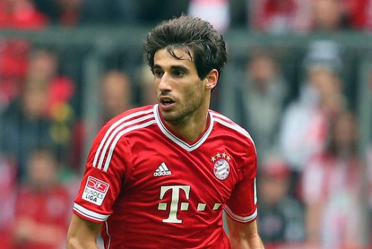 Selfie, per averlo con Javi Martinez invade il campo (video)