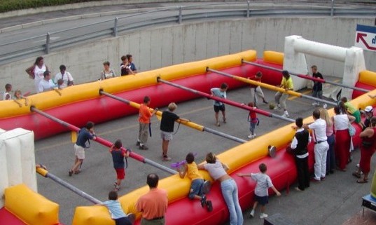 Spopola in Italia un nuovo sport: il ‘Calcio balilla umano’ (VIDEO)