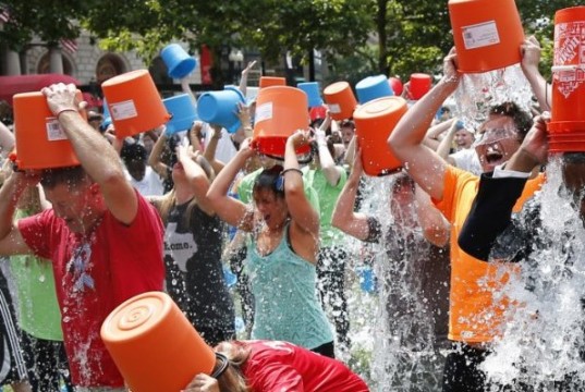 L’Ice Bucket Challenge contro la SLA invade il web e il mondo e Fiorello nomina Renzi (VIDEO)