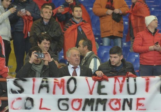 L’invasione albanese: “Siamo venuti col gommone, adesso abbiamo lo squadrone”