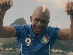 Si traveste da Balotelli per rimorchiare qualche ragazza, e ne bacia una (VIDEO)