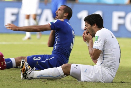 Morso di Suarez a Chiellini diventa una statuetta del presepe (FOTO)