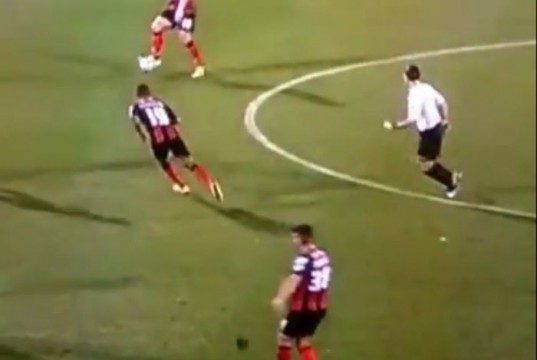 Risate in campo: calciatore perde l’extension durante Bornemouth-Liverpool (VIDEO)