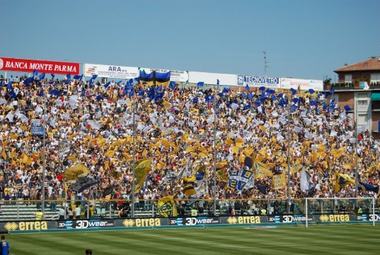 Contestazione tifosi Parma: Cassano sotto la curva (VIDEO)