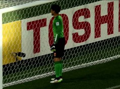 Coppa d’Asia, bambino indica al portiere dove tuffarsi sul rigore: segue il consiglio e para (VIDEO)