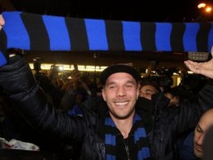 Accoglienza da star per Podolski a Linate, non senza scheletri nell’armadio