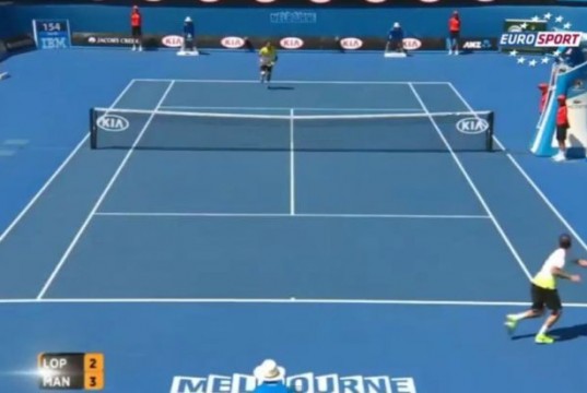 Raccattapalle colpito da una palla lanciata a 200 Km/h, lui rimane impassibile (VIDEO)