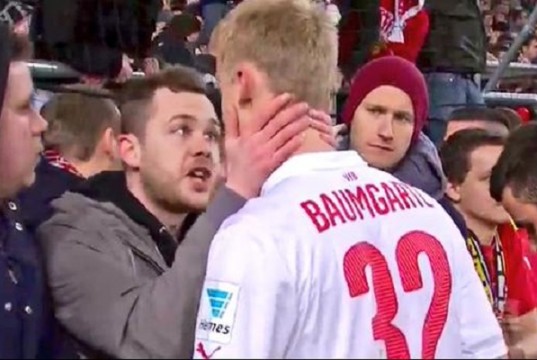 Abbraccio a Baumgartl, che lezione dai tifosi dello Stoccarda Baumgartl