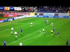 Fiorentina-Torino: l’auto-sgambetto dell’assistente che cade (VIDEO)