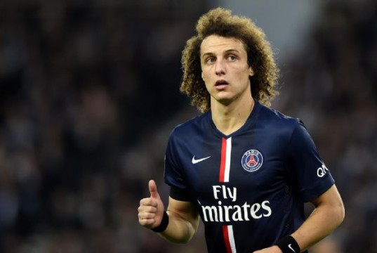Geniale David Luiz: beffa l’arbitro sulla punizione cancellando la schiuma (VIDEO)