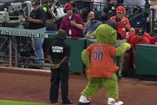 Curiosa sfida di ballo in MLB: la spunta un bodyguard (VIDEO)