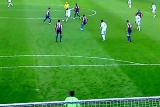 Prodezza di Wright-Phillips: palla in rete da più di 35 metri (VIDEO)