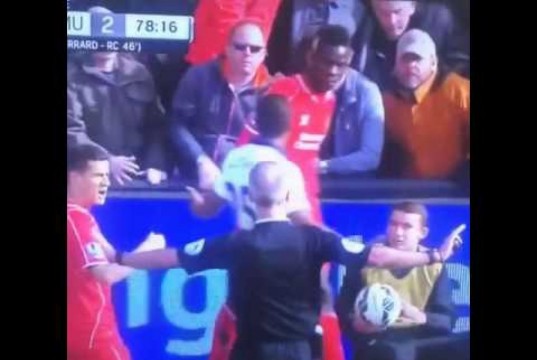 Balotelli vorrebbe reagire, un tifoso lo blocca (VIDEO)