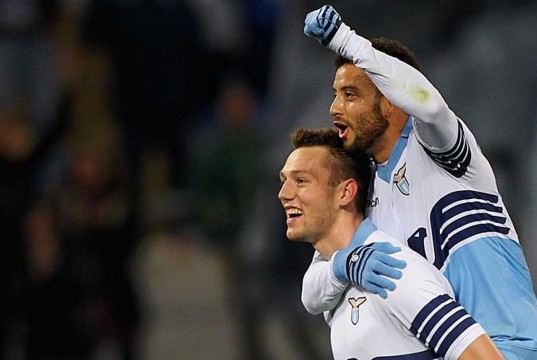 Felipe Anderson parrucchiere per un giorno, la “vittima” è De Vrij (FOTO)
