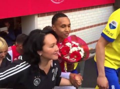 Ajax: i giocatori entrano in campo assieme alle loro madri (VIDEO)