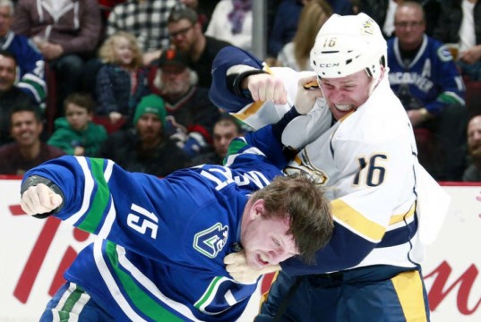 Nhl, il video della rissa tra Dorsett e Bass