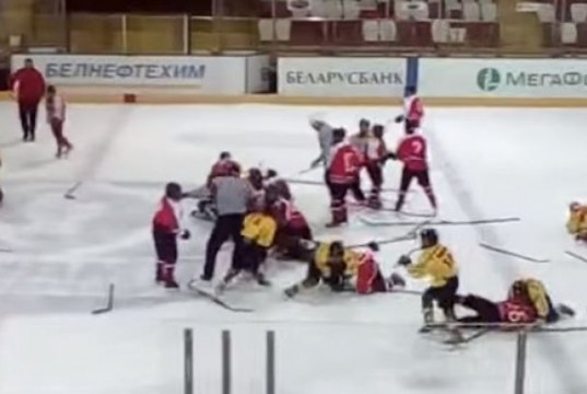 Hockey su ghiaccio, la rissa alla fine della partita under 12