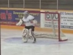 Hockey su ghiaccio, il giovane portiere mostra le sue doti da ballerino