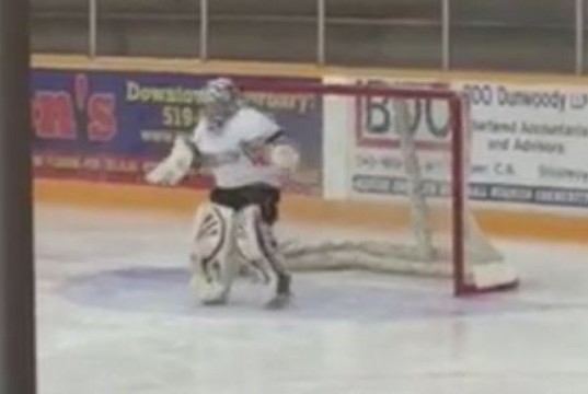 Hockey su ghiaccio, il giovane portiere mostra le sue doti da ballerino