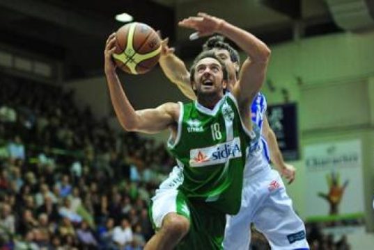 Avellino si trasforma al PalaDelMauro e riapre la serie