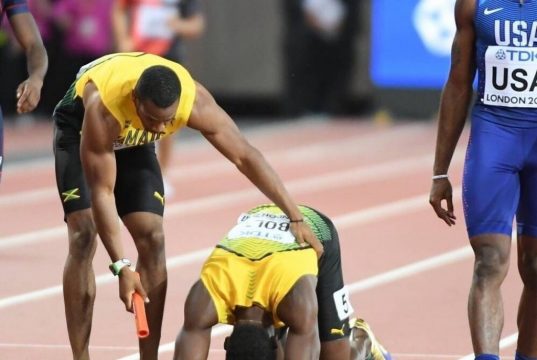 Usain Bolt alza bandiera bianca: il suo palmares completo bolt