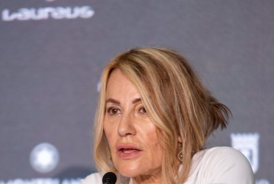 Nadia Comăneci: la ginnasta che ottenne il primo 10 perfetto. Nadia Comăneci: la ginnasta che ottenne il primo 10 perfetto.