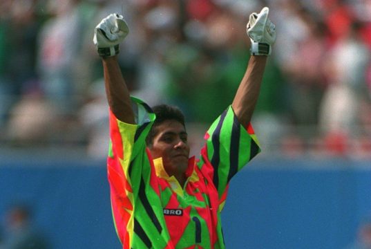 Le maglie da calcio degli anni ’90: quando il design era audace e kitsch.