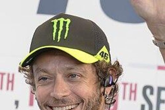 Valentino Rossi contro Marc Márquez: due stili di guida a confronto.