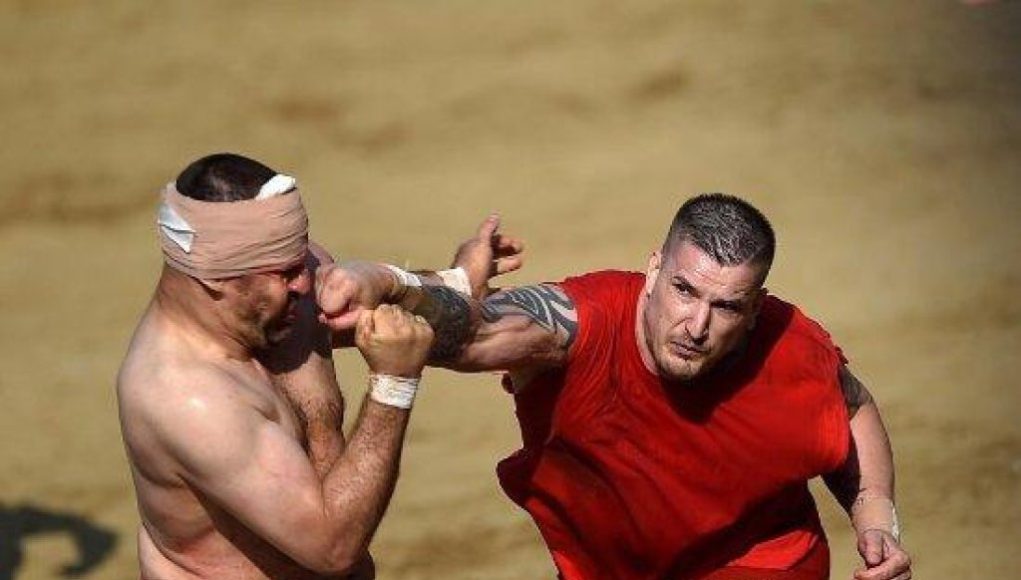 Calcio Storico Fiorentino: è davvero lo sport più violento del mondo?