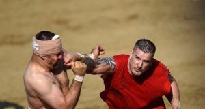 Calcio Storico Fiorentino: è davvero lo sport più violento del mondo?