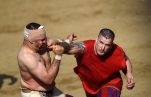 Calcio Storico Fiorentino: è davvero lo sport più violento del mondo?