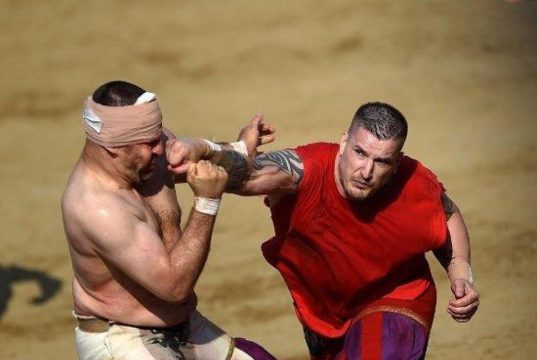 Calcio Storico Fiorentino: è davvero lo sport più violento del mondo?