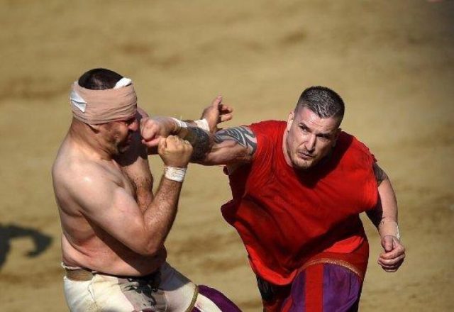 Calcio Storico Fiorentino: è davvero lo sport più violento del mondo?
